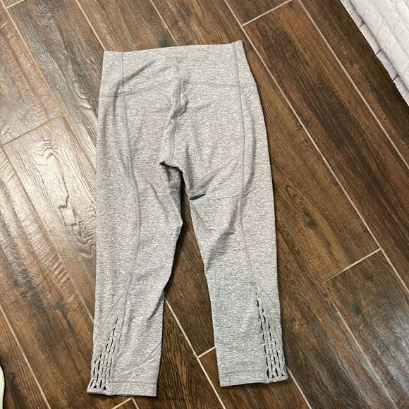 🧘 Lululemon Cropped Leggings - Size 8 - Thicker Material - Picture 3 of 6